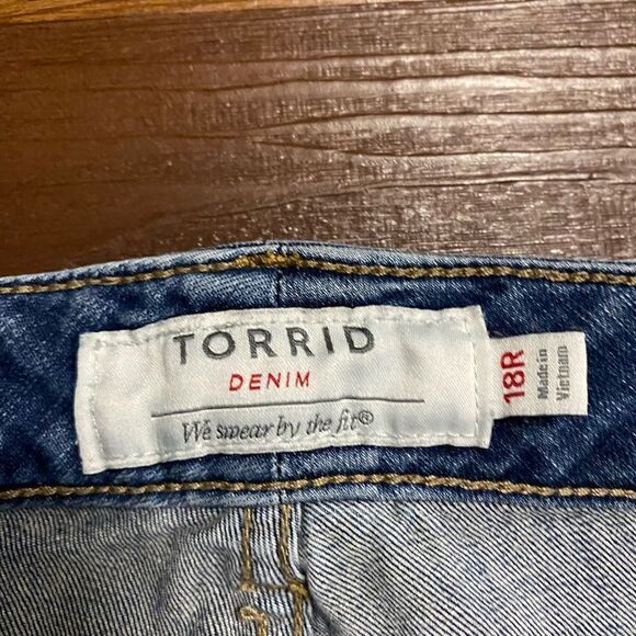 Torrid BOYFRIEND JEAN - VINTAGE STRETCH MEDIUM WASH - Picture 9 of 10